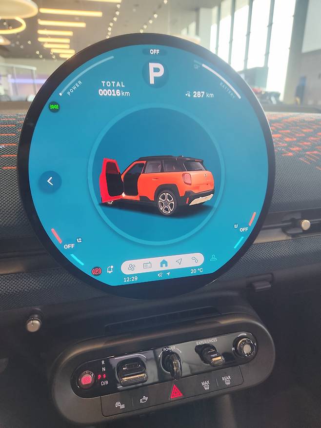 더 뉴 올-일렉트릭 미니 에이스맨 원형 디스플레이./사진=도다솔 기자