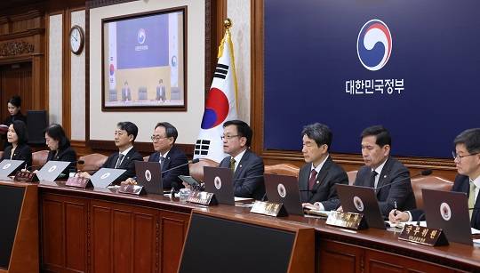 최상목 대통령 권한대행 부총리 겸 기획재정부 장관이 18일 정부서울청사에서 열린 국무회의를 주재하고 있다. 사진=뉴시스