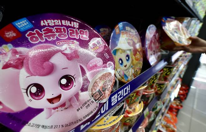 서울 강남구 CU BGF사옥점 티니핑 협업 제품 ‘하츄핑·빤짝핑’ 라면 (사진=뉴시스)
