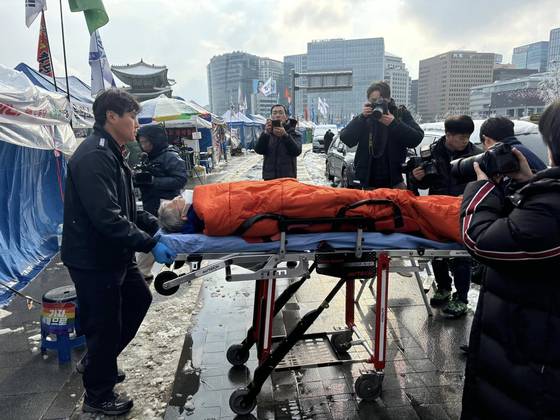 단식 중 병원으로 이송되는 민형배 더불어민주당 의원 〈사진=박수현 의원 페이스북〉