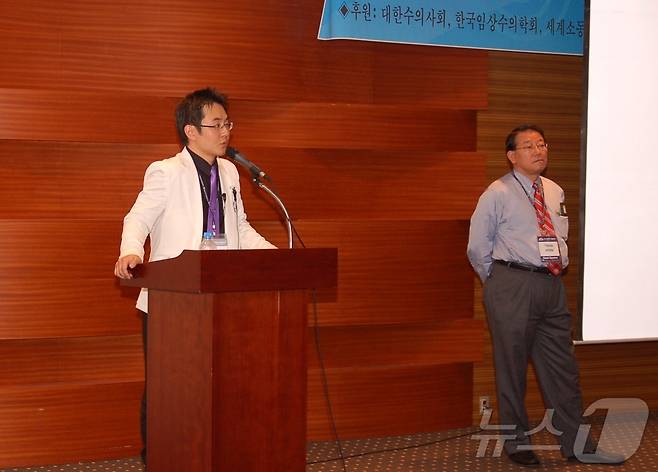2008년 열린 '한국동물병원협회 학술대회'에서 발표를 하고 있는 최이돈 회장(협회 제공) ⓒ 뉴스1