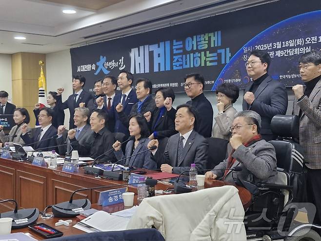 18일 국회 과학기술정보방송통신위원회 소속 더불어민주당 이정헌 의원(더불어민주당 정보통신특별위원장)이 국회 의원회관 제9간담회의실에서 'AI 대전환 속 大한민국의 길, 세계는 어떻게 준비하는가' 토론회를 열었다. 2025.03.18. ⓒ 뉴스1 신은빈 기자