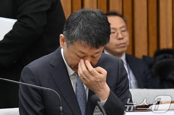김광일 홈플러스 대표이사 겸 MBK 파트너스 부회장이 18일 오전 서울 여의도 국회에서 열린 정무위원회 홈플러스 기업회생절차에 대한 현안 질의에서 얼굴을 만지고 있다.(공동취재) 2025.3.18/뉴스1 ⓒ News1 이재명 기자
