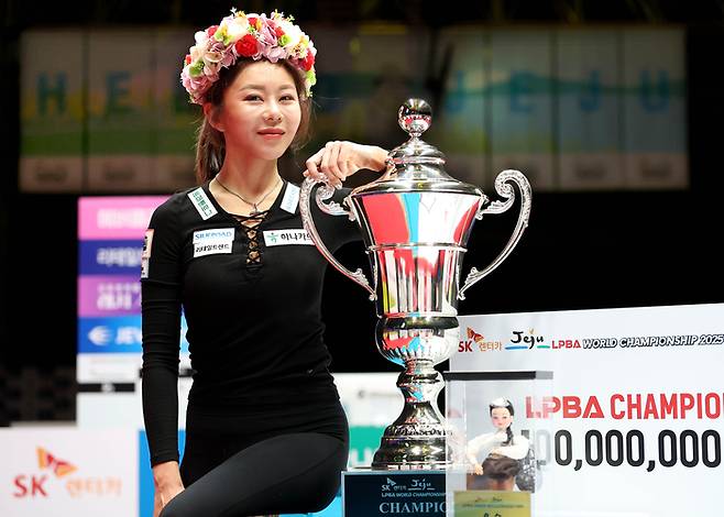 김가영이 지난 17일 제주도 한라체육관에서 끝난 ‘SK렌터카 제주특별자치도 LPBA 월드 챔피언십 2025’ 결승전에서 우승한 뒤 포즈하고 있다. 사진 | 프로당구협회