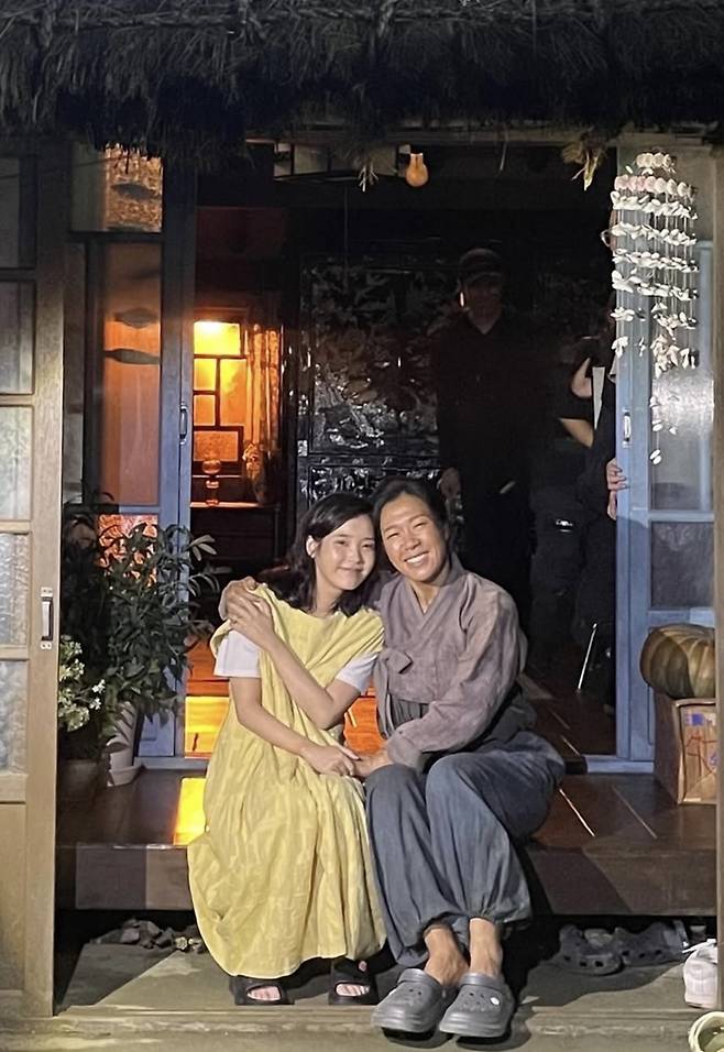 ‘폭싹 속았수다’ 애순 역 의 아이유와 광례 역의 염혜란. 아이유 인스타그램.