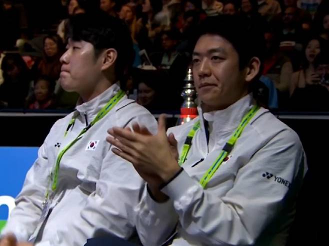 한국의 복식 경기를 벤치 지휘하고 있는 이용대(오른쪽). SPOTV 중계 화면 캡처