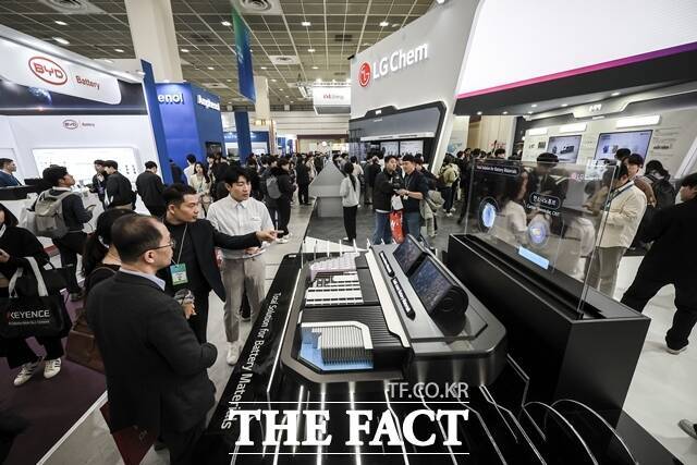 지난해 LG화학이 부진한 주가 성적으로 투자자들에게 실망감을 안긴 가운데 기업 임원인 신학철 부회장은 연간 수십억원의 급여를 챙긴 것으로 나타났다. 5일 서울 강남구 코엑스에서 열린 인터배터리 2025를 찾은 참관객들이 LG화학 부스를 살펴보고 있다. /뉴시스
