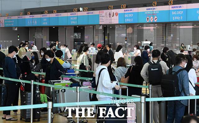 카드사들이 해외여행 관련 서비스를 확대하고 고급 서비스를 제공하는 프리미엄 카드 출시를 늘리며 불경기에 대응하고 있다. 사진은 인천국제공항 2터미널 출국장에서 출국자들이 탑승 수속을 기다리고 있는 모습. /남용희 기자