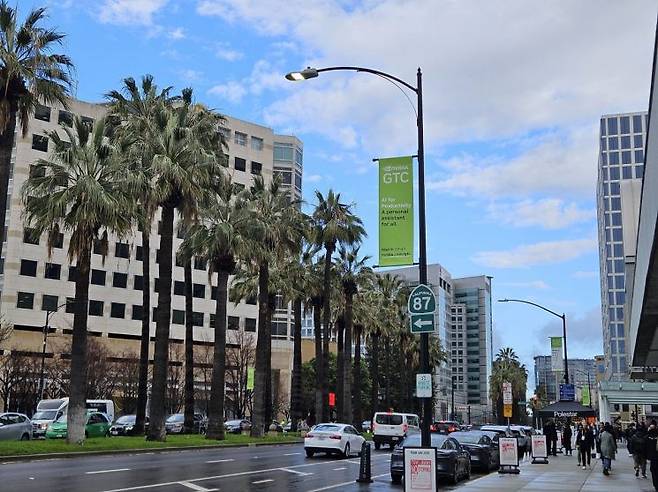 17일(현지시간) 미국 새너제이 컨벤션 센터로 향하는 길목 곳곳에 GTC 2025 홍보물이 붙어 있다. 사진 박준이 기자