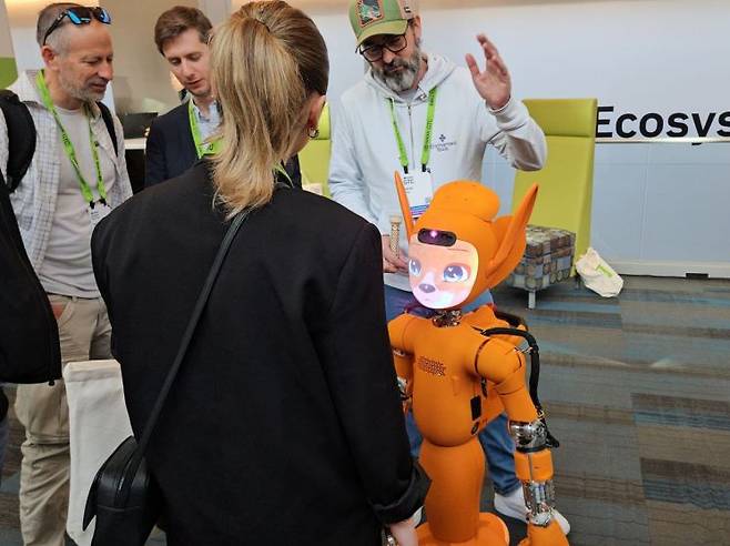 17일(현지시간) 미국 새너제이 컨벤션 센터에서는 프랑스의 로봇 스타트업인 '인챈티드 툴스(Enchanted Tools)'는 자사 휴머노이드 로봇인 '미로카이'를 시연했다. 사진 박준이 기자