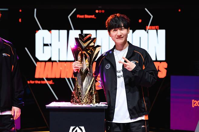 한화생명e스포츠의 피넛 한왕호가 3월 16일 서울 LoL파크에서 열린 '퍼스트 스탠드 토너먼트 2025 그랜드 파이널'에서 초대 챔피언에 등극한 뒤 포즈를 취하고 있다./라이엇 게임즈 제공