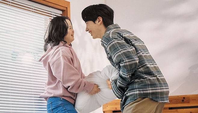 세상은 둘이 장애와 상관없이 서로 사랑한단 걸 안 믿지만, '켈리'(백지윤·왼쪽)와 '닐'(김바다)은 함께 있을 때 가장 행복하다. /크리에이티브테이블 석영