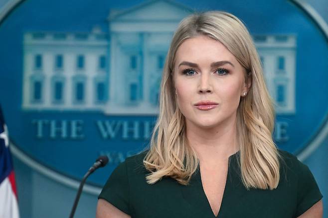 캐롤라인 레빗 백악관 대변인이 17일 브리핑룸에서 발언을 하고 있다. /AFP 연합뉴스
