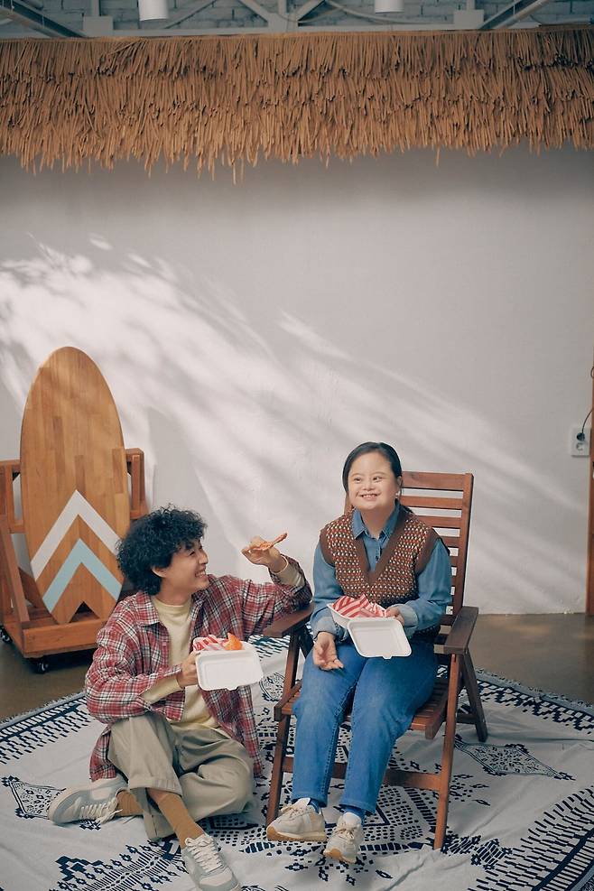 연극 '젤리피쉬'의 '켈리' 백지윤(오른쪽)과 남자친구 '닐' 이휘종. /크리에이티브테이블 석영