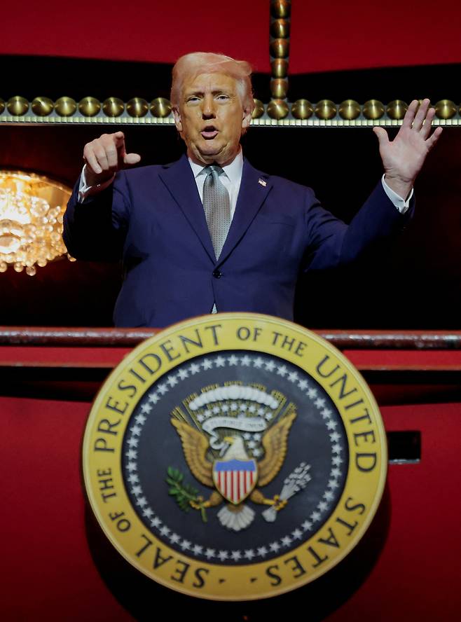 도널드 트럼프 미국 대통령이 17일(현지시각) 워싱턴 D.C. 케네디센터에서 사진 촬영을 위해 포즈를 취하고 있다. /로이터연합뉴스