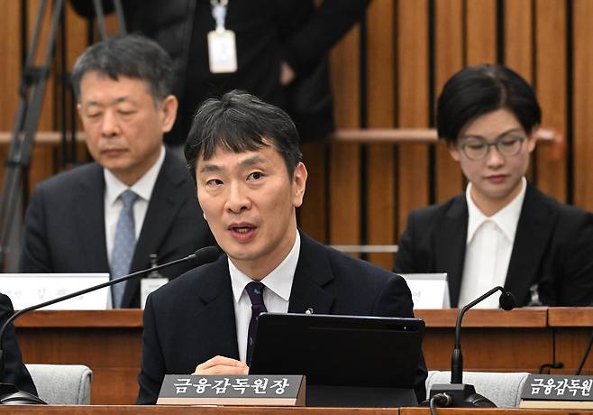 이복현 금융감독원장이 18일 오전 서울 여의도 국회에서 열린 정무위원회 홈플러스 기업회생절차에 대한 현안 질의에서 답변하고 있다./뉴스1