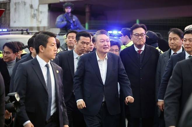 서울구치소에서 석방된 윤석열 대통령이 8일 서울 한남동 관저 앞에 도착후 차량에서 내려 지지자들에게로 향하고 있다. 윤 대통령 오른쪽은 정진석 대통령실 비서실장 ⓒ연합뉴스