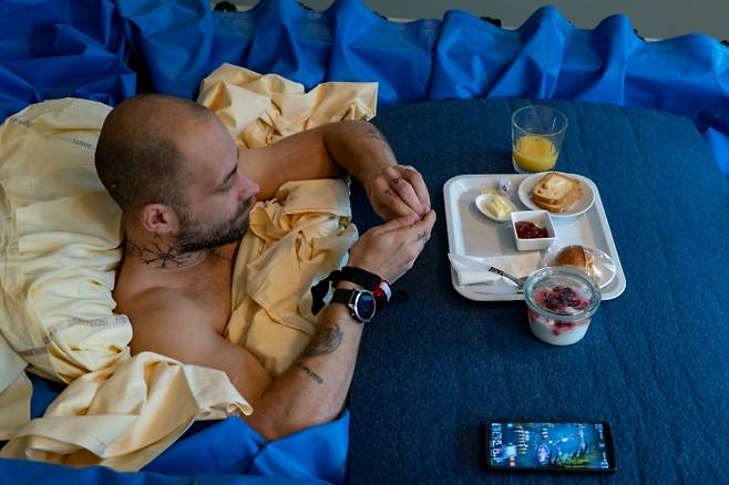 무중력 상태가 인체에 미치는 영향을 실험하기 위해 머리와 팔을 빼고 물 속에서 열흘 간 생활한 참가자. 사진=유럽우주국(ESA)