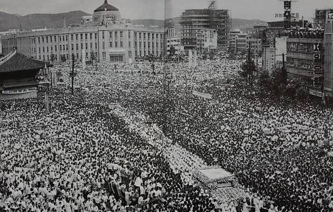 이승만 전 대통령은 1965년 7월 19일 이역만리 하와이에서 조용히 숨을 거뒀다. 이 전 대통령의 유해는 고국으로 돌아와 국립묘지에 안장됐다. 그해 7월 27일 치러진 영결식을 보기 위한 인파가 서울시청 앞을 가득 메우고 있다.