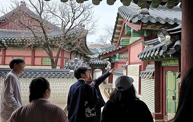 해설사가 차근차근 설명하고 있다.