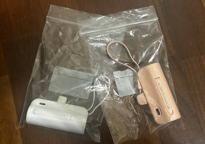 지퍼백에 1개씩 분리하여 단락 방지 조치를 마친 보조배터리의 모습.