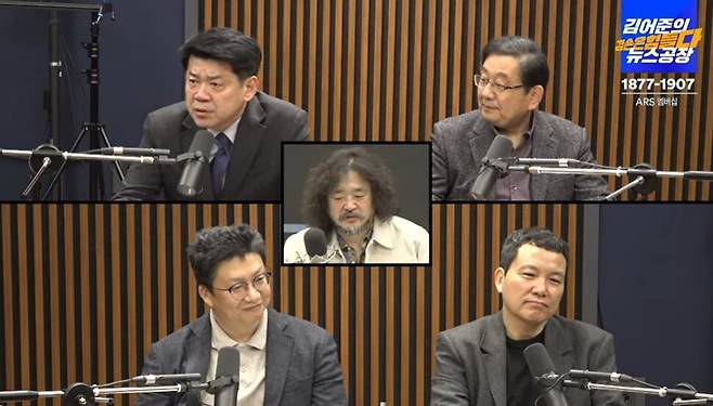 방송인 김어준씨가 유튜브에서 운영하는 ‘겸손은 힘들다 뉴스공장’이 2025년 3월3일 공개한 방송에 김준형 조국혁신당 의원(왼쪽 위부터 시계방향)과 호사카 유지 세종대 대우교수, 김희교 광운대 동북아문화산업학과 교수, 제성훈 한국외대 노어과 교수 등이 출연해 ‘파국으로 끝난 미·우크라 회담… 외교 전문가들의 진단은?’이라는 주제로 대화하고 있다. 방송 갈무리