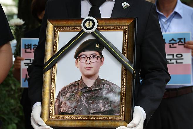 순직이 인정된 변희수 하사의 안장식이 열린 2024년 6월24일, 국립대전현충원에서 안장식이 엄수되기 전에 충남 계룡시 육군본부에서 고인을 추모하는 노제가 열리고 있다. 한겨레 김혜윤 기자 