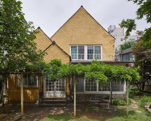 서울 용산구 청파동에 자리한 적산가옥의 리모델링되기 전 모습. 리모델링 전과 후에 형상적으로 큰 차이는 없지만, 오래된 집이니만큼 모든 나무를 새로 다시 만들어 끼우느라 오랜 시간이 걸렸다. 시공에만 2년이 걸렸다. 노경 작가 제공