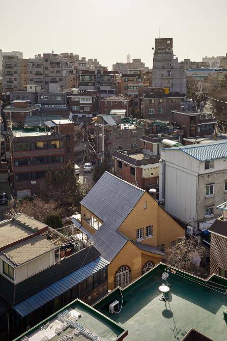 서울 용산구 청파동에 위치한 1930년생 적산가옥의 모습. 동네 사람들은 이 집을 '노란집'으로 부른다. 노경 작가 제공