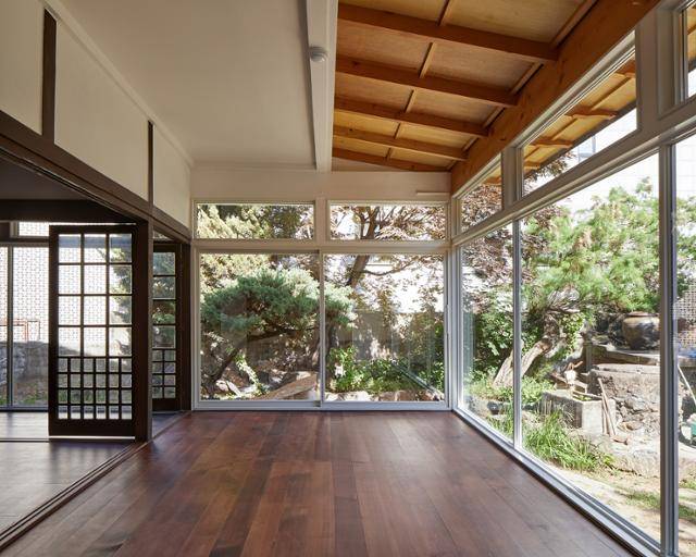 이 집의 전면부에 위치한 썬룸 역시 일본식 가옥의 특징이 아닌 서구식 주택 양식을 본뜬 것이다. 노경 작가 제공