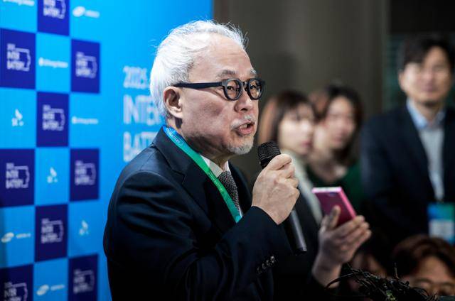 최주선 삼성SDI 대표이사가 5일 서울 강남구 코엑스에서 열린 '인터배터리 2025'에서 취재진의 질문에 답하고 있다. 뉴시스