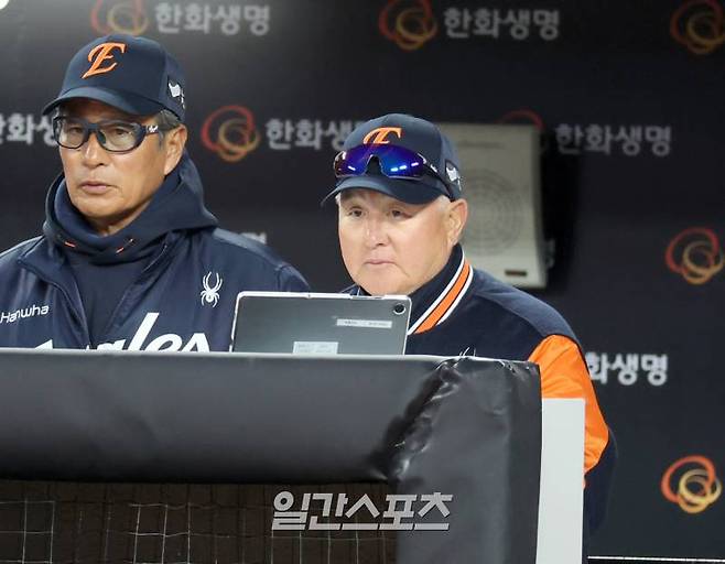 17일 오후 대전 한화생명 볼파크에서 열린 '2025 신한 SOL Bank KBO리그' 삼성 라이온즈와 한화 이글스의 시범경기 한화 김경문 감독이 더그아웃에서 경기를 지켜보고있다. 대전=정시종 기자 capa@edaily.co.kr
