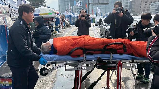 단식 중 병원 이송되는 민형배 의원 [사진: 박수현 의원 페이스북]