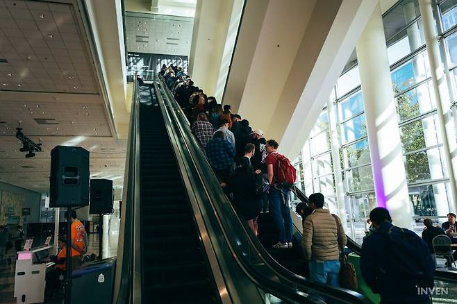 ▲ 첫 강연부터 놓치지 않으려는 행렬이 이어졌습니다