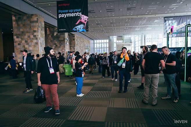 ▲ 아직 강연 시작하려면 좀 남았는데도 사람이...