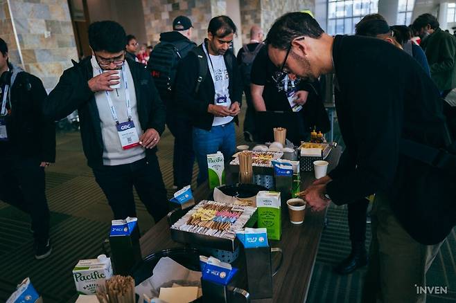 ▲ 공짜 커피는 참을 수 없죠