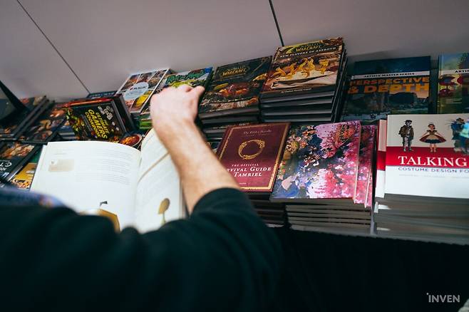 ▲ 무엇을 열심히 읽고 있는지 궁금해서 다가가보니?