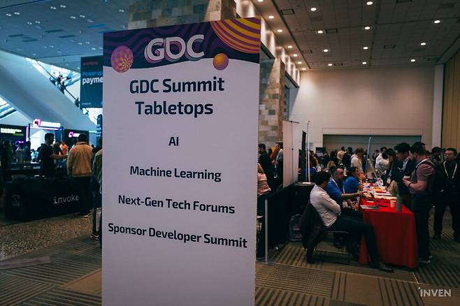 ▲ 다시 슬슬 강연 시간이 돼 돌아온 홀 내부, 역시 AI도 아주 중요한 주제였습니다