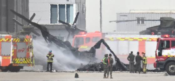 17일 경기 양주시의 육군비행장에서 착륙해 있던 헬기와 무인 정찰기가 충돌하는 사고가 발생해 관계자들이 진화 작업을 하고 있다. [사진 경기일보]