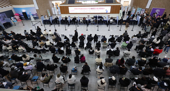 지난 6일 인천시청 중앙홀에 마련된 천원주택 접수처에서 예비 입주자들이 신청 접수를 하고 있다.   '천원주택'은 하루 임대료 1000원, 월 3만 원으로 주거(매입임대주택)를 제공하는 인천형 저출산 주거정책으로, 결혼 7년 이내 인천지역 신혼부부 또는 예비 신혼부부, 한부모 가정 등을 대상으로 최초 2년부터 최대 6년까지 지원한다. 연합뉴스