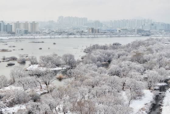 전국 곳곳에 폭설이 내린 18일 강원 춘천시 소양강 일원에 눈이 쌓여 겨울 풍경을 빚어내고 있다. [연합뉴스]