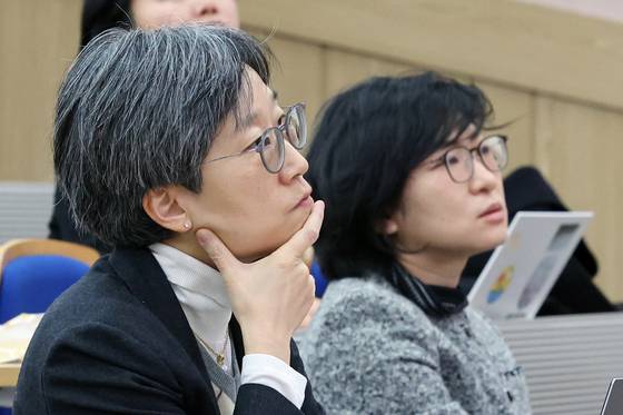 서울대 의대·서울대병원 강희경(왼쪽) 교수와 하은진 교수가 18일 서울 종로구 서울대학교 의과대학 융합관 양윤선홀에서 '더 나은 의료시스템을 함께 만들어가는 의료소비자·공급자 공동행동'이 연 '우리의 현주소: 의료시스템 수행지표의 팩트 검토' 토론회에 참석해 발제를 듣고 있다. 연합뉴스