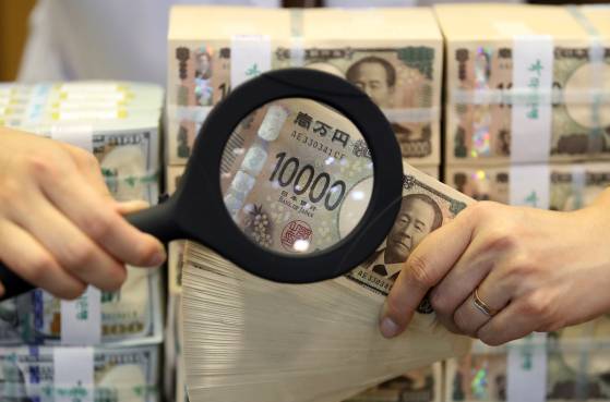 일본 30년 만기 국채 금리가 이달 17일(현지시간) 장중 연 2.638%까지 오르면서 한국 30년물 국채 금리(고점 연 2.606%)를 추월했다. 역전 현상은 거래일 기준 일주일간 이어졌다. /뉴스1