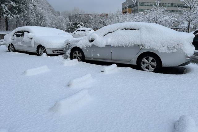 ▲ 폭설이 내린 18일 오전 경기도 의정부시에서 차량 위로 눈이 수북이 쌓여 있다.  연합뉴스