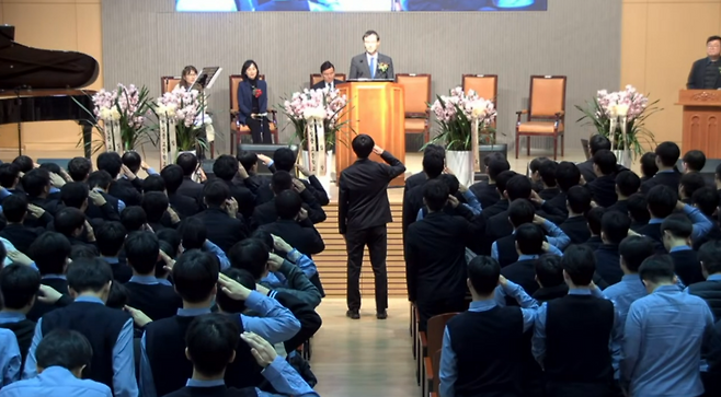 지난 4일 열린 환일고 입학식에서 학생들이 학교장을 향해 거수경례를 하고 있다. 환일고 유튜브 갈무리