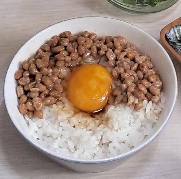 일본의 계란밥 ‘타마고카케고항’. 밥 위에 날계란을 올리고 쯔유 등 장류와 적당히 비벼먹는 것으로, 낫또를 토핑으로 얹었다.