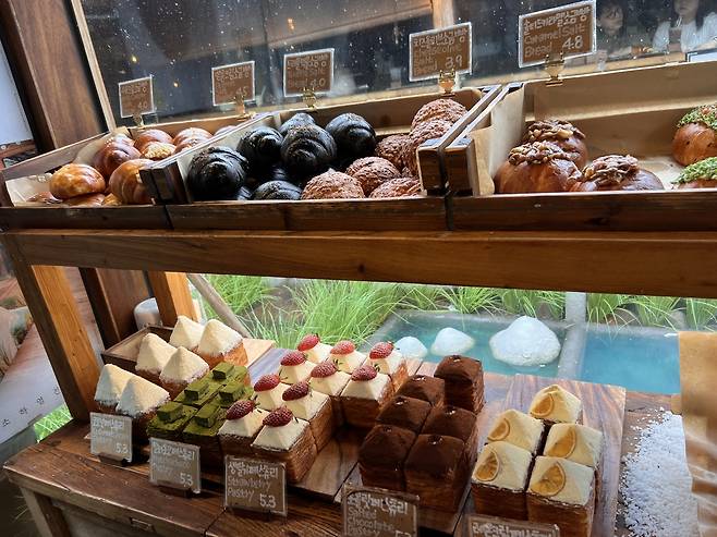 Soha Salt Pond in Ikseon-dong, Jongno-gu, central Seoul (Park Jun-hee/The Korea Herald)