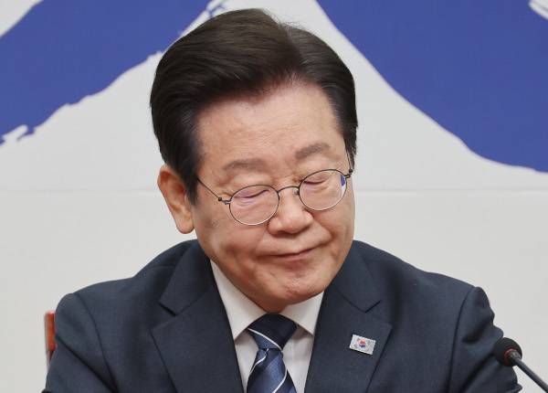 더불어민주당 이재명 대표가 17일 서울 여의도 국회에서 열린 최고위원회의에서 굳은 얼굴을 하고 있다. 연합뉴스