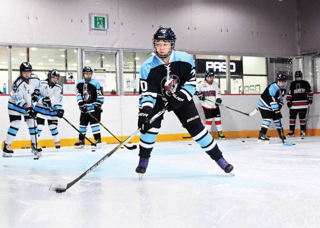 여성 직장인으로 구성된 아이스하키팀 로켓걸스의 팀원들이 지난 4일 서울 강남구 아이스웍스 역삼점에서 스케이트를 타며 스틱으로 퍽을 다루는 스틱 핸들링을 연습하고 있다. 아이스하키 매력에 푹 빠졌다는 이들은 매주 화요일과 목요일 저녁 10시가 되면 빙상 위에서 구슬땀을 흘린다.