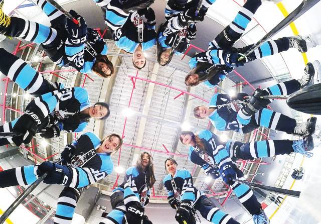 로켓걸스 팀원들이 지난 11일 훈련에 앞서 안전을 다짐하며 환하게 웃고 있다.